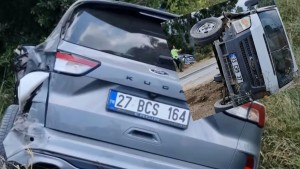 Arsuz’da iki araç çarpıştı: Takla atan Ford Transit çekiciyle kaldırıldı